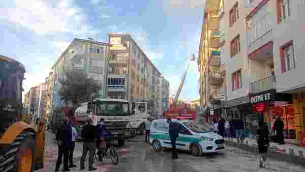 Kırşehir'de araç ve çatı yangınını itfaiye söndürdü