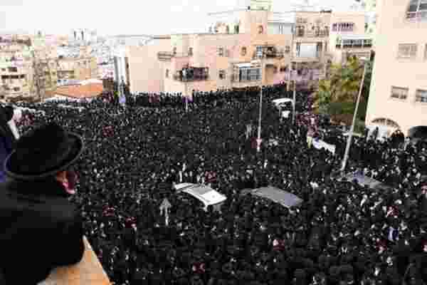 Koronadan ölen hahamın cenazesine uyarılara rağmen binlerce kişi katıldı
