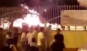 İran'da öfkeli bir kalabalık, koronavirüs hastalarının tutulduğu iddia edilen sağlık ocağını ateşe verdi