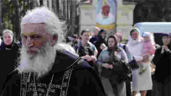 Koronavirüsü reddeden Rus Rahip, bir manastırı zorla ele geçirdi