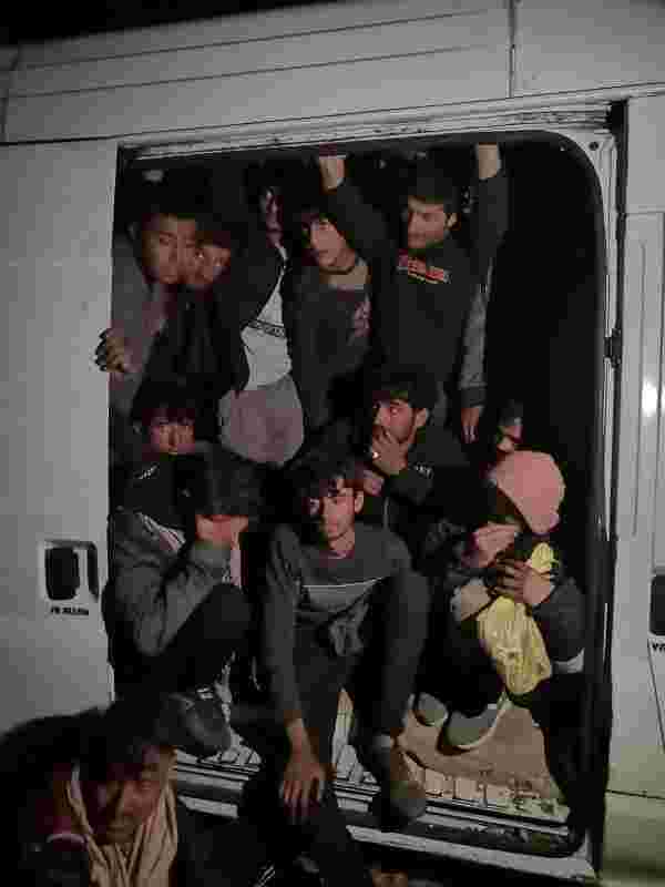 Kovalama sonucu durdurulan minibüsten 60 Afgan göçmen çıktı