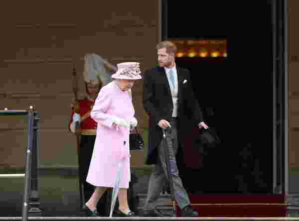 Kraliçe Elizabeth, Prens Harry ile irtibatı kesmeyecek #1
