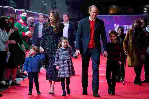 Kraliyet Ailesi, kırmızı halıda maskesiz yürüdü #1