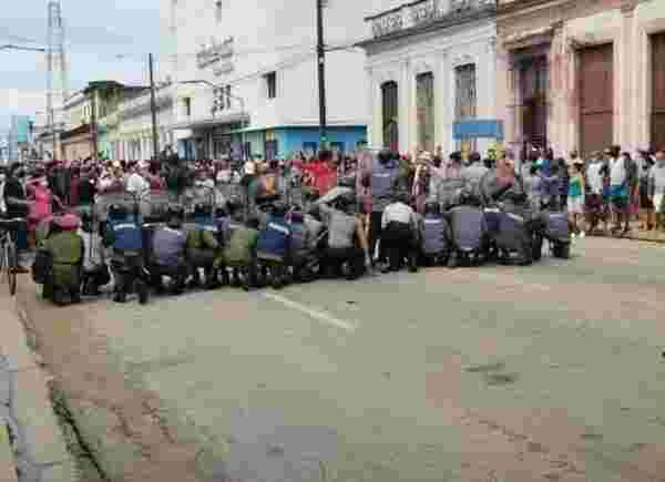Küba'da ekonomik kriz halkı sokağa döktü! Tarihin en büyük hükümet karşıtı gösterisi ülkeyi karıştırdı