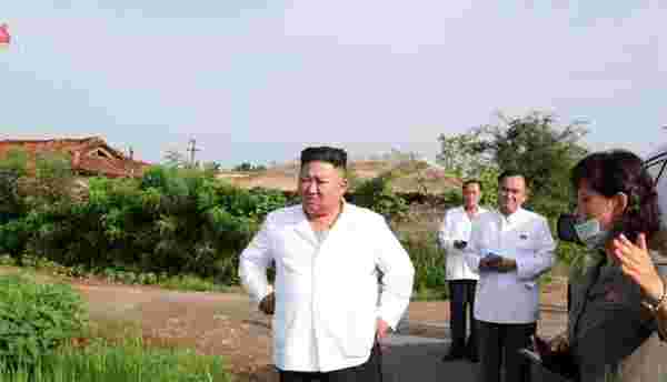 Kuzey Kore Lideri Kim'i çamurlu arazi aracından inerken gören köylüler ne yapacaklarını bilemedi