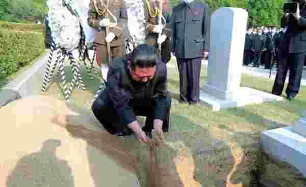 Kuzey Kore lideri Kim'i yıkan ölüm! Mezara elleriyle toprak atıp duygusal anlar yaşadı