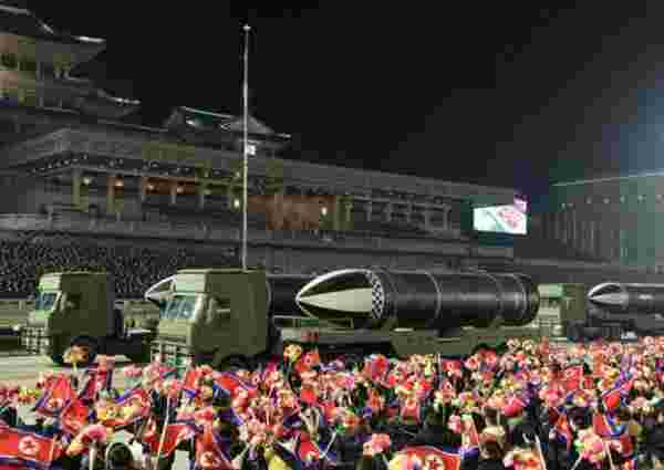 Kim Jong-Un ABD'ye denizaltı füzeleriyle gözdağı verdi