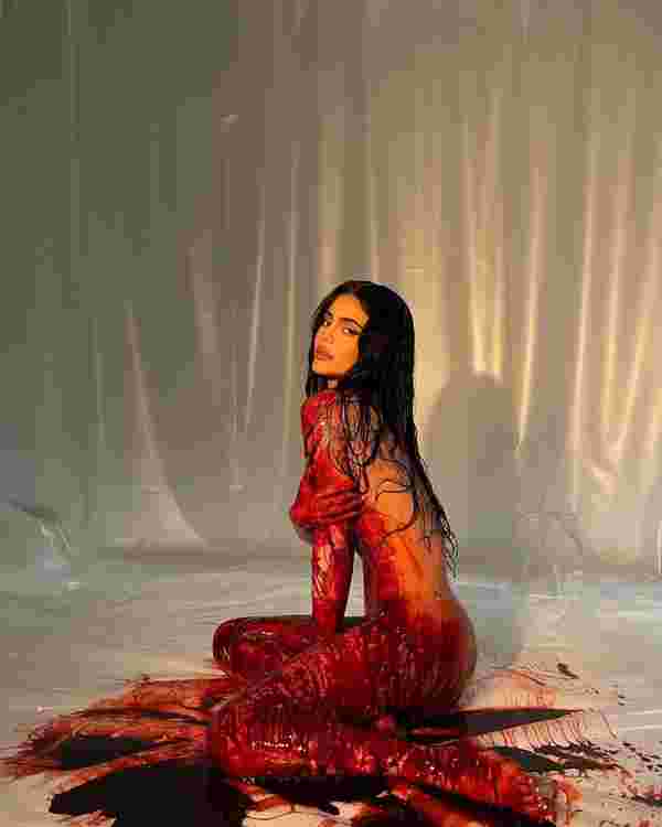Kylie Jenner kanlar içinde poz verdi #2