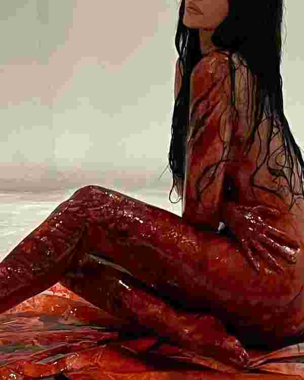 Kylie Jenner kanlar içinde poz verdi #3