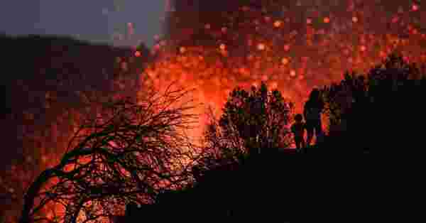 La Palma Adası'ndaki volkandan çıkan lavlar son 24 saatte 90 evi daha yakıp geçti