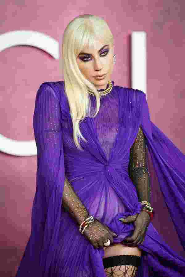 Lady Gaga, iç çamaşırını gösterdi #4