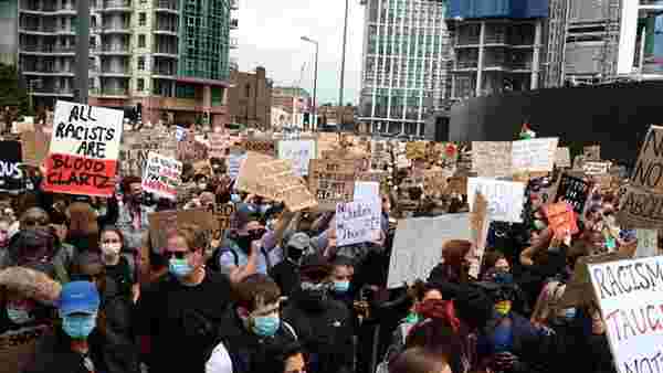 Londra'da binlerce kişi, George Floyd'un ölümünü protesto etmek için ABD Büyükelçiliği'ne yürüdü