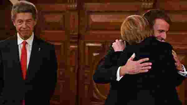 Macron'dan Merkel'e samimi veda! Sıcak kucaklaşma törene damga vurdu