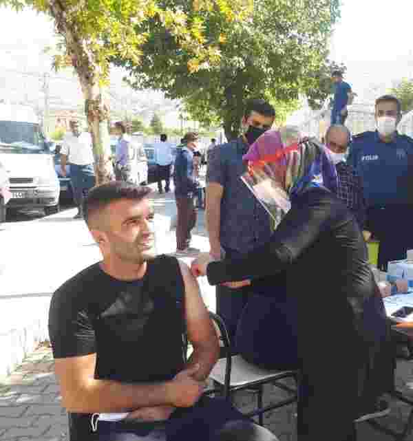 Malatya'da cuma namazı çıkışı vatandaşlara Kovid-19 aşısı yapıldı