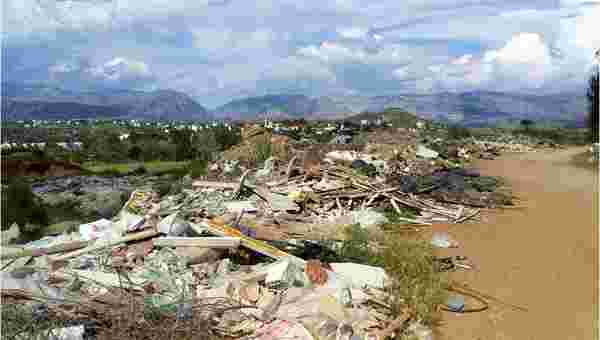 Manavgat'ta tepki çeken görüntü: Evlerin hafriyatı ormana döküldü