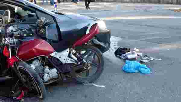Manavgat'ta feci kaza: Motosikletli genç çarpmanın etkisiyle böyle uçtu
