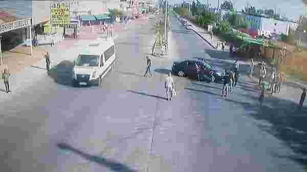 Manavgat'ta feci kaza: Motosikletli genç çarpmanın etkisiyle böyle uçtu
