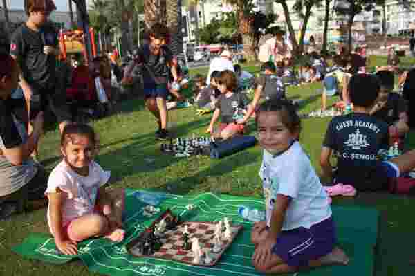 Marmaris’te çocuklar sokakta satranç oynadı
