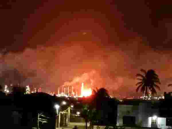 Meksika'da petrol rafinerisinde korkutan yangın