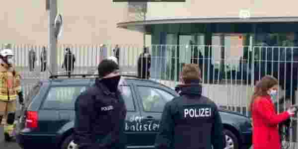 Merkel'in Bakanlar Kurulu toplantısı yaptığı sırada bir saldırgan, Başbakanlık binasına araçla saldırı girişiminde bulundu
