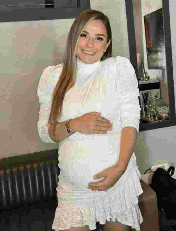 Merve Özbey sahneye hamilelik elbisesi ile çıktı #2