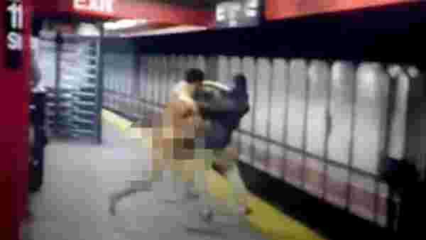 Metro raylarına atlayan çıplak adam, elektrik çarpması sonucu öldü