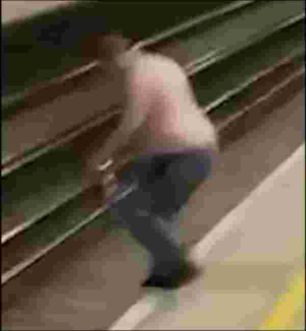 Metrodakiler nefeslerini tutarak izledi! Raylara atlayan adam, saliselerle arayla trenin altında kalmaktan kurtuldu