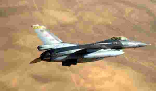 Mısır'da askeri uçak düştü