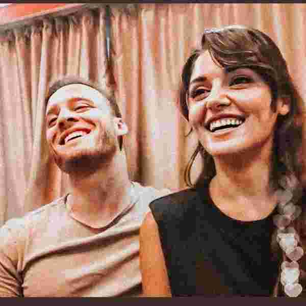 Murat Dalkılıç, karşılaştıkları nikahta Hasret Geceleri şarkısını söylerken Hande Erçel telefonuna baktı #2