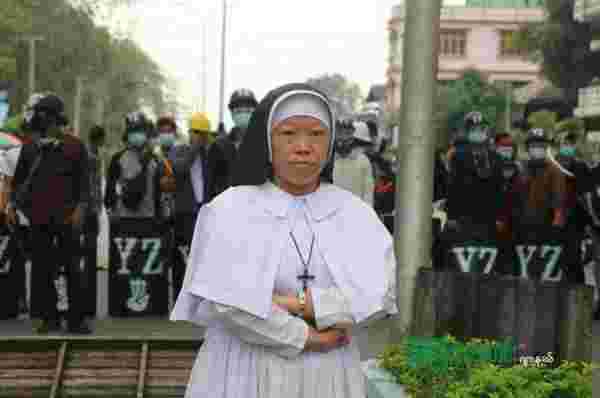 Myanmar'da rahibe polislerin önünde diz çöküp 'Çocukları vurmayın, beni vurun' diye yalvardı
