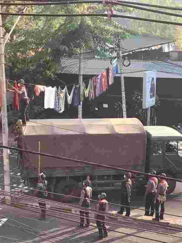 Myanmar'da protestocular, askerleri durdurabilmek için sokaklara kadın iç çamaşırları astı