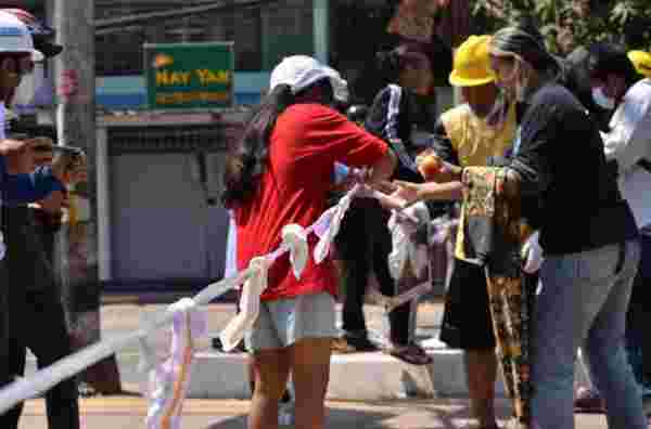 Myanmar'da protestocular, askerleri durdurabilmek için sokaklara kadın iç çamaşırları astı