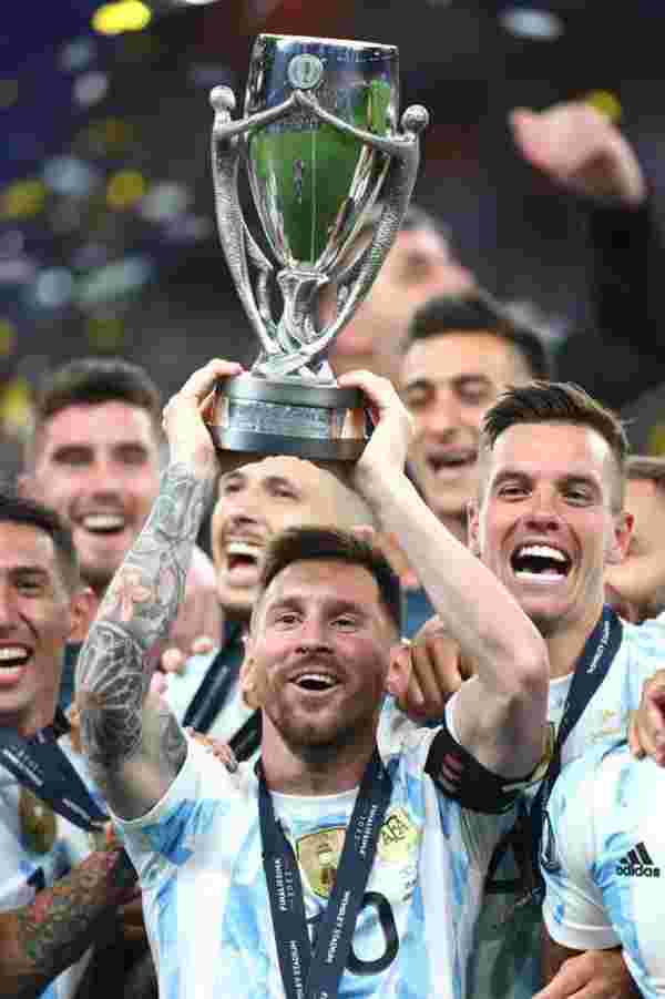 Ne yaptın sen Messi ? İtalyan futbolcuları dünyaya rezil etti