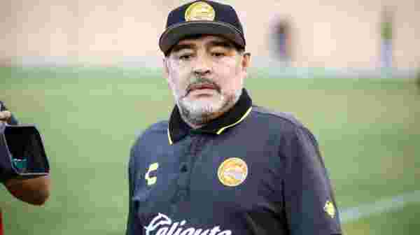 Dünya futbolunun efsane ismi Maradona hayatını kaybetti
