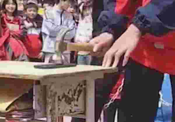 Çin'de okullarda akılalmaz yöntem: Öğrenciler telefonları çekiçle parçaladı