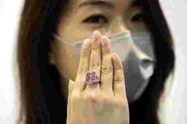Oldukça nadir bulunan pembe-mor renkli elmas, 246 milyon liraya satıldı