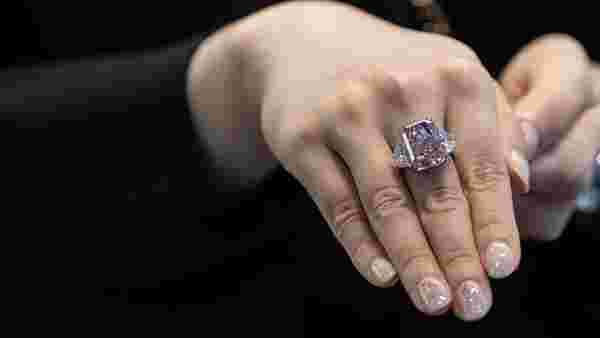 Oldukça nadir bulunan pembe-mor renkli elmas, 246 milyon liraya satıldı