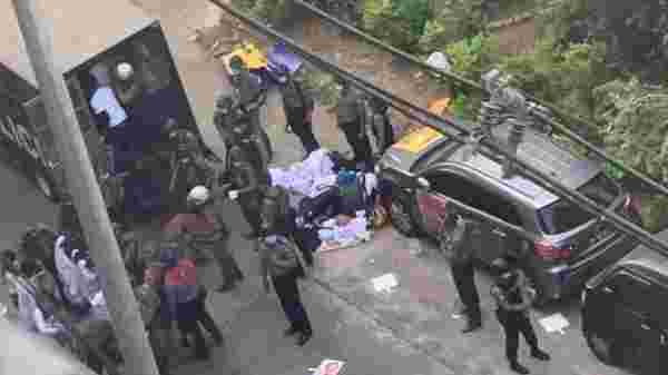 Ordunun yönetime el koyduğu Myanmar'da gerilim tırmanıyor: Polis bir göstericiyi vurarak öldürdü