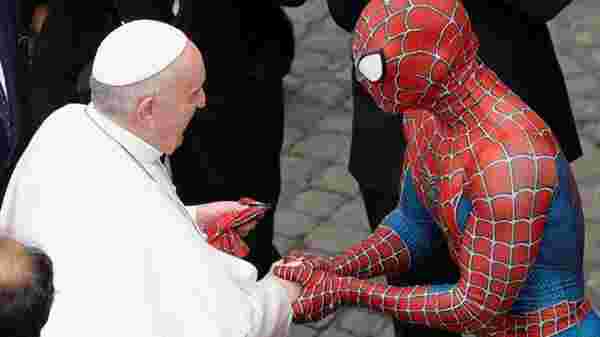 Örümcek Adam kostümü giyen adam Papa'nın önünü kesip maske hediye etti
