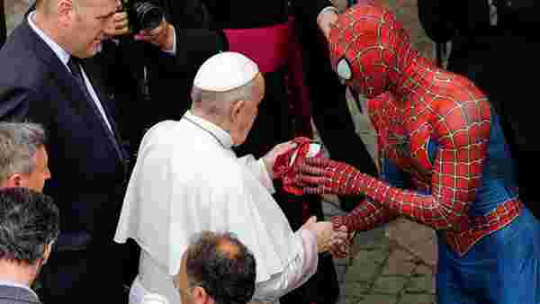 Örümcek Adam kostümü giyen adam Papa'nın önünü kesip maske hediye etti