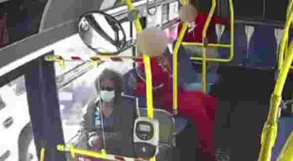 Otobüste seyahat eden genç, yaşlı kadının saçlarını çakmakla yaktı