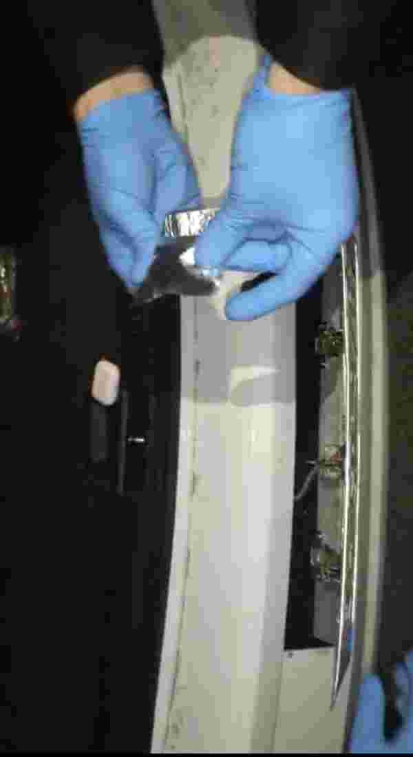 Otomobilde görülmemiş uyuşturucu düzeneği: Mıknatıslı plakalıktan kokain çıktı