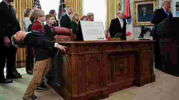 Oval Ofis'teki madalya töreninde Trump konuştu, çocuklar sıkıntıdan patladı