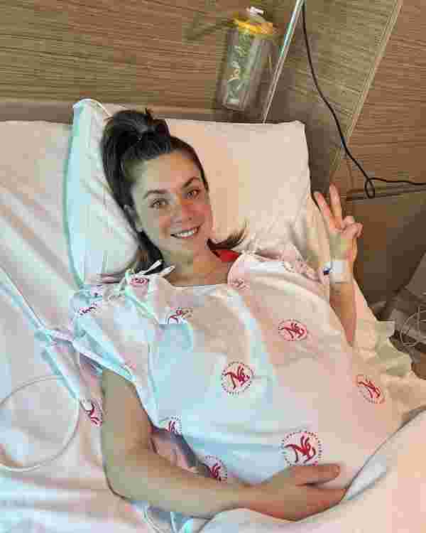 Oyuncu Fulya Zenginer, ilk bebeğini kucağına aldı