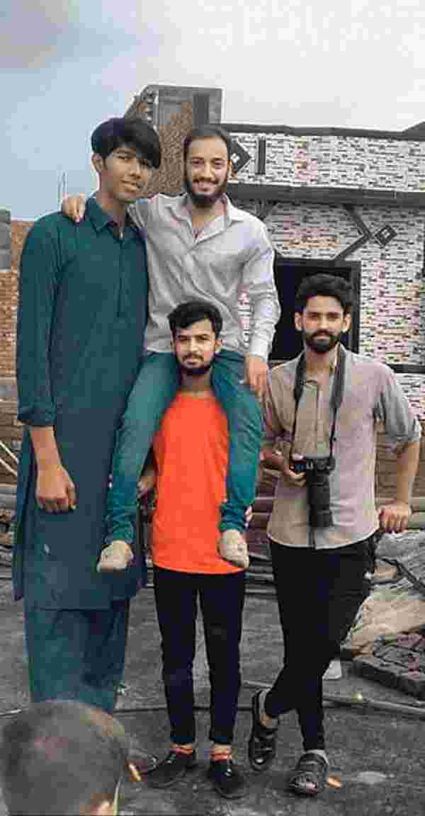 Pakistan'da 2.28 cm'lik genç görenleri hayrete düşürüyor