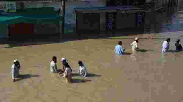 Pakistan'da sel felaketinin bilançosu ağırlaşıyor