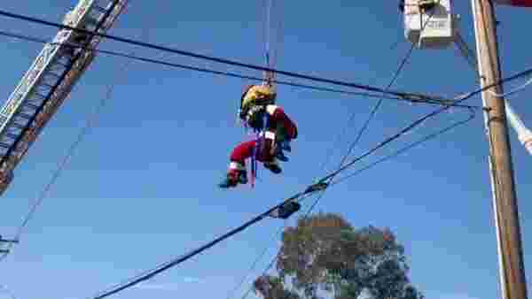 Paraşütlü Noel Baba elektrik tellerinde mahsur kaldı! Kurtarılma anı anbean kameraya yansıdı