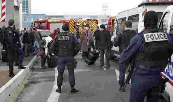 Paris havaalanında polis bıçaklı adamı vurarak öldürdü