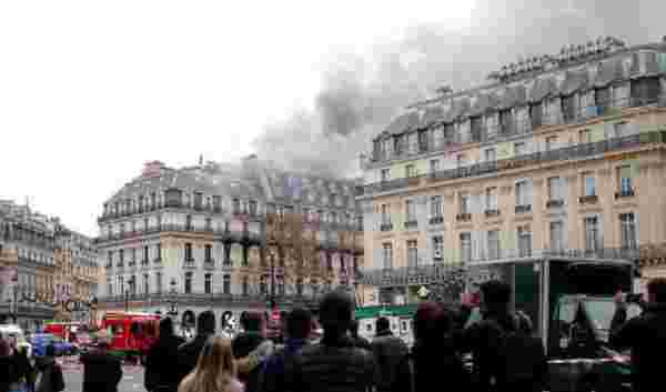 Paris'te tarihi binada yangın