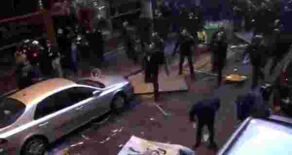 Paris yanıyor! Binlerce kişi sokaklara döküldü, Fransız polisi göstericilere sert müdahalede bulunuyor